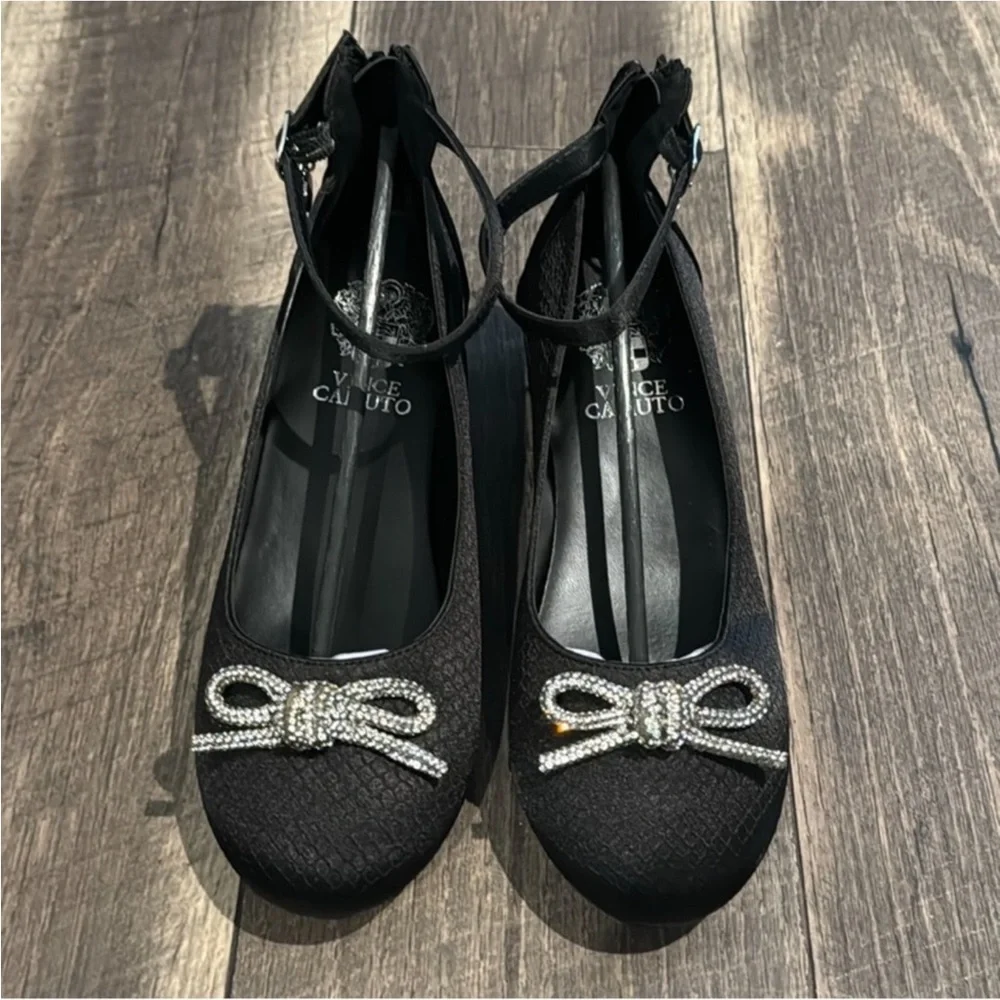 New authentic Vince Camuto girls black dress shoes sz 3 display